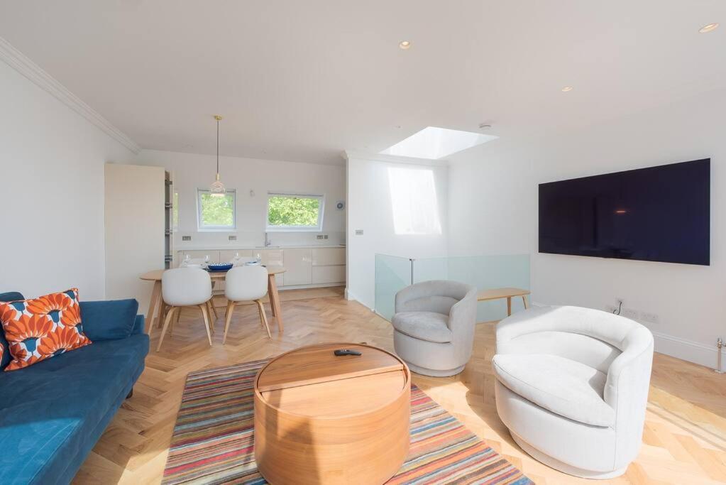 Stunning Two Bed Apartment Rh8 London Exterior photo